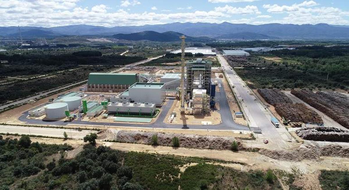 Trabajadores de Forestalia junto a aerogeneradores instalados en un municipio de Zaragoza (Fuente: El Periódico Economía)