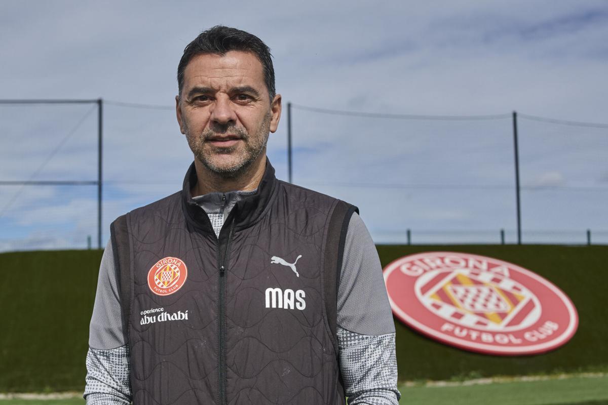 Michel, entrenador del Girona FC, sonriendo durante una entrevista en las instalaciones del club. (Fuente: El Periódico)