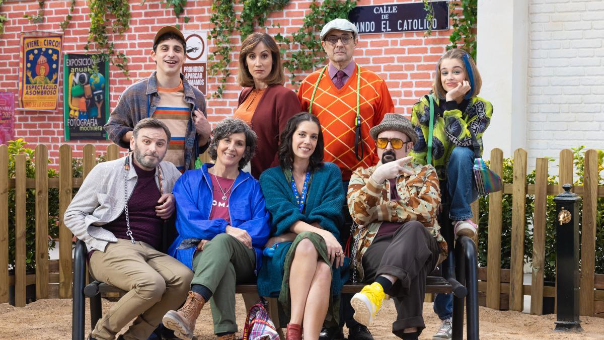 Imagen de los actores Ana Morgade, Fernando Tejero y Berta Castañé en el set de 'Vida perra', rodeados de perros en adopción. (Fuente: El Periódico)