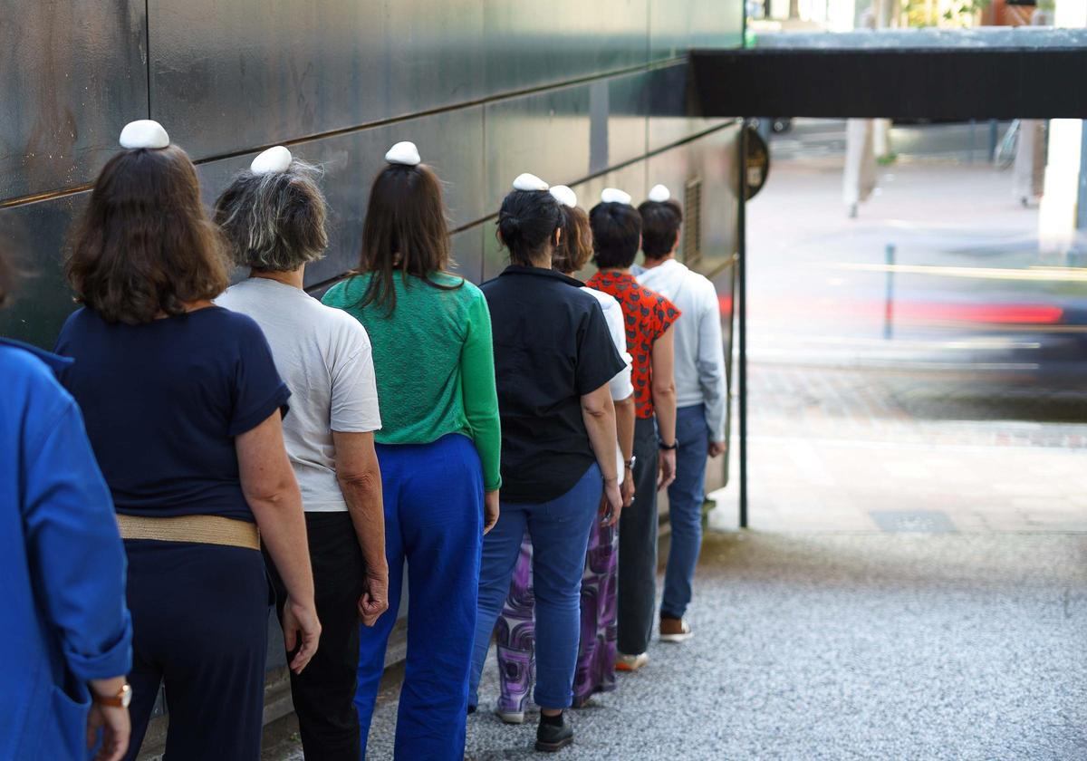 Una imagen de los participantes en el taller 'Care to carry' del holandés Nick Steur en el festival Sismògraf de Olot. (Fuente: El Periódico)