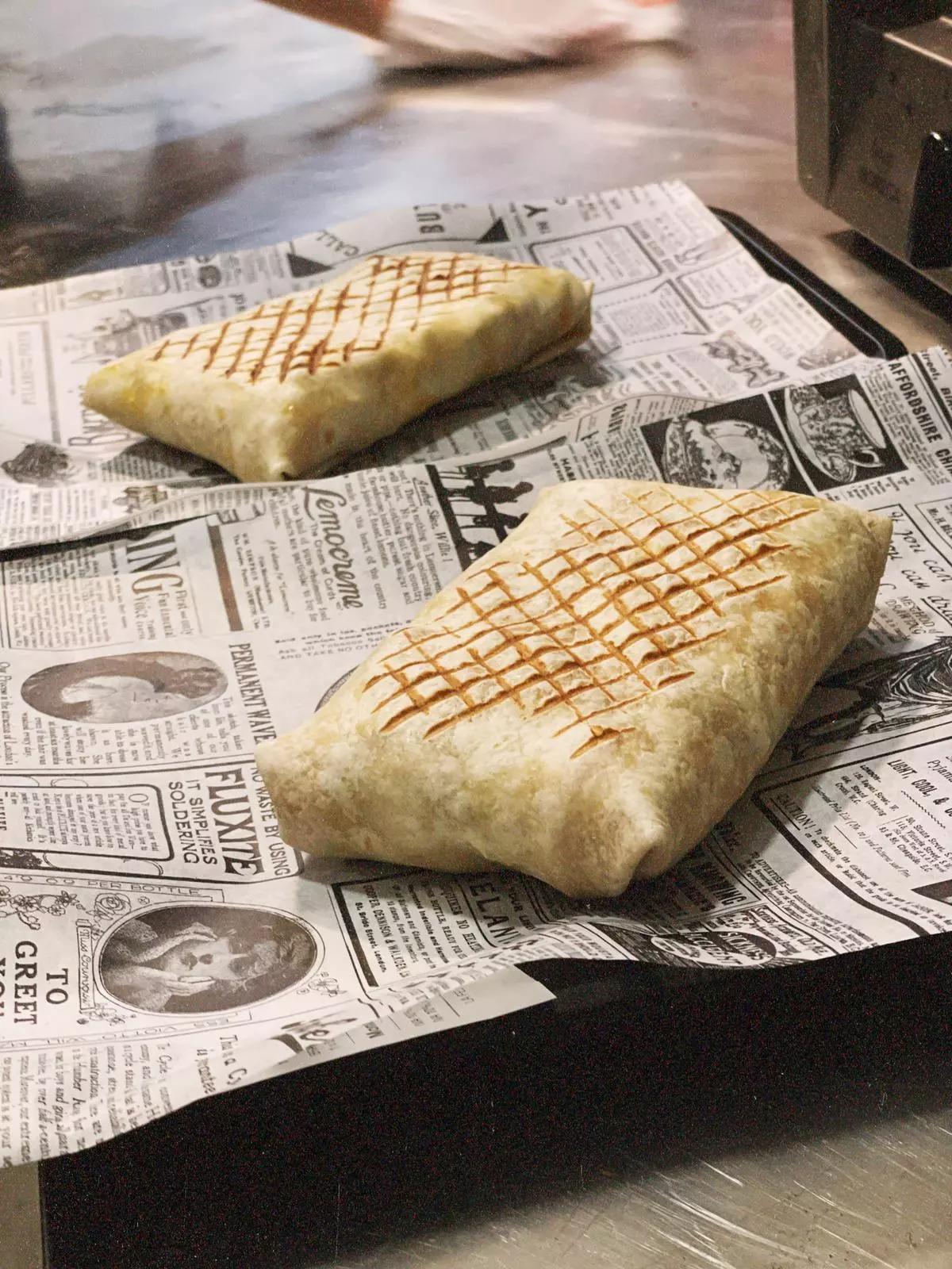 Estudiante de Medicina y empresaria, Meri sonríe en su restaurante Boinso Food en Zaragoza. (Fuente: El Periódico)
