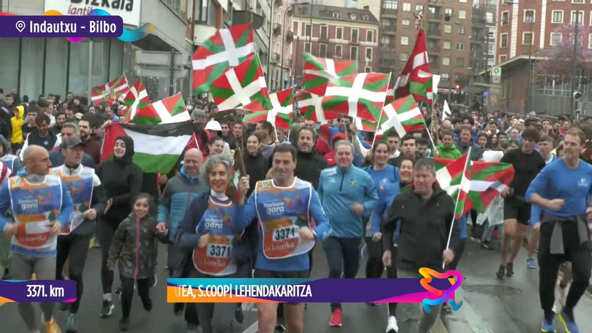 El lehendakari Pradales se suma a la Korrika con ikurriñas que ocultan carteles de presos de ETA