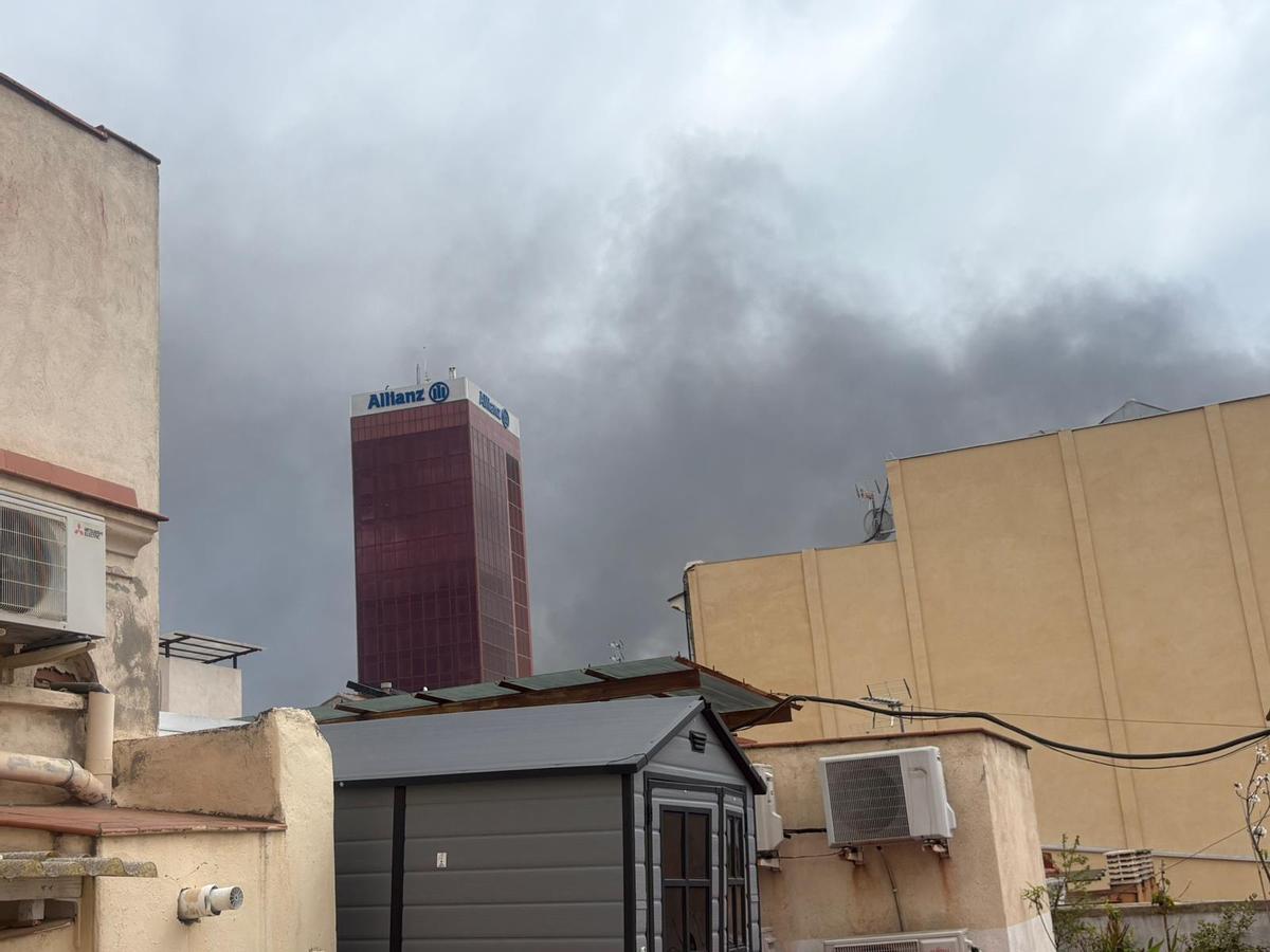 Incendio en el puerto de Barcelona: una gran columna de humo negro sobre la ciudad