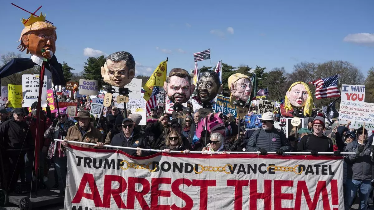El Papa León XIV en la Plaza de San Pedro durante el Domingo de Ramos (Fuente: El Periódico)
