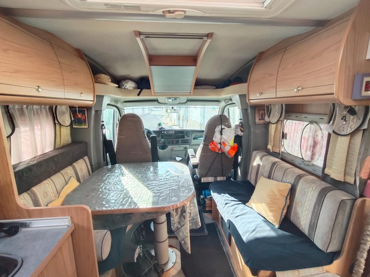 Esteban Hinojal y su mujer ante su autocaravana en Saceda del Río (Cuenca) (Fuente: El Periódico)