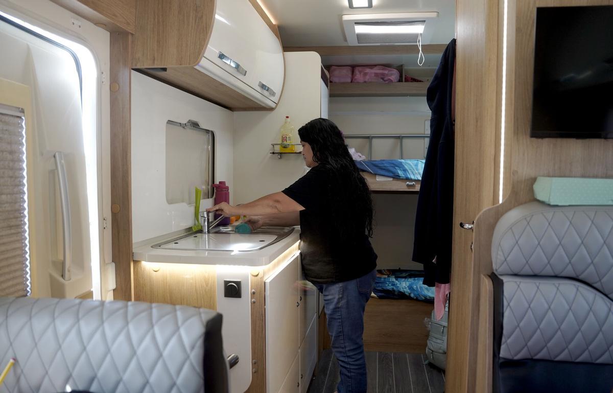 Turistas y viajeros disfrutan de una forma económica y flexible de visitar Madrid en el Área de Autocaravanas Pinto (Asap) (Fuente: El Periódico)
