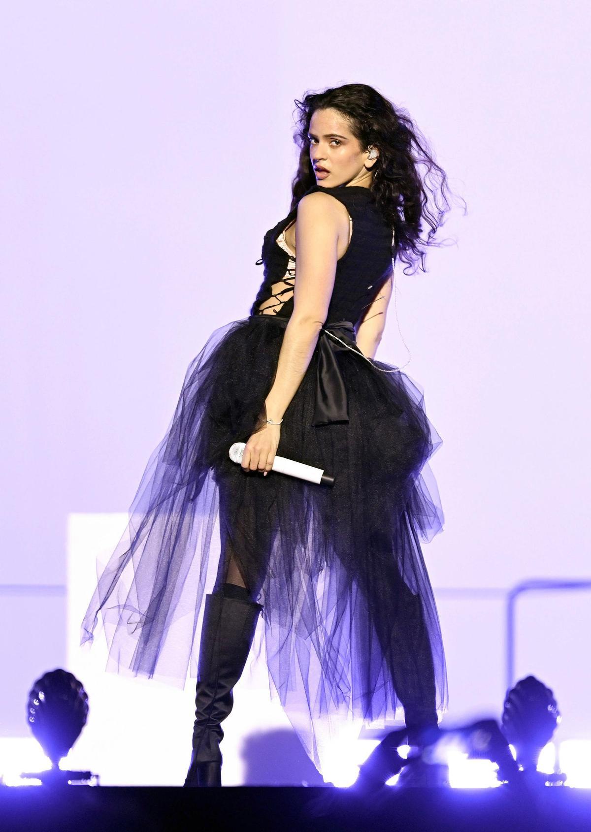 Rosalía durante su actuación en los Brit Awards, con un fondo de luces y escenario impresionante. (Fuente: El Periódico)