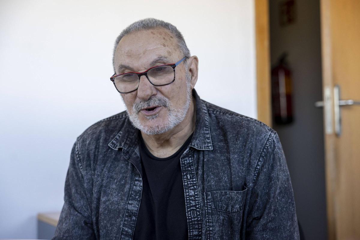 Andreu Munar, sargento jubilado de los Bombers de Palma, reflexiona sobre su trayectoria en el cuerpo de bomberos. (Fuente: El Periódico)