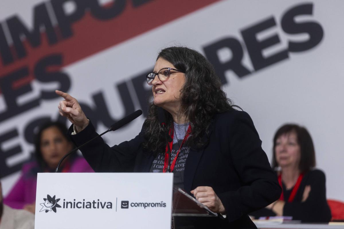 Mónica Oltra, aplaudida por los militantes de Iniciativa, este sábado en el congreso del partido. (Fuente: El Periódico)