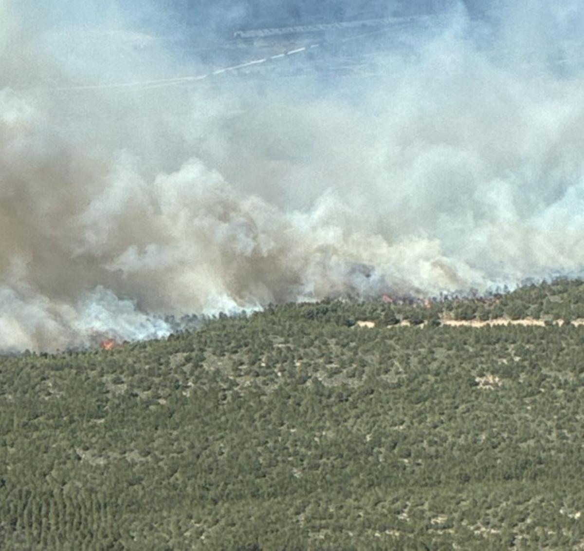 Incendio forestal en Sierra Espuña: el viento acelera la propagación del fuego