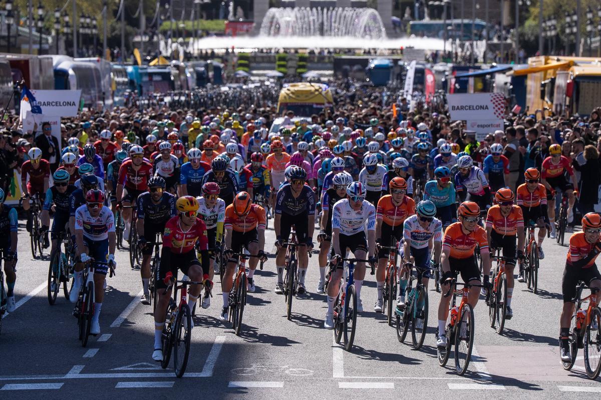Ciclistas en acción durante la última etapa de la Volta en Barcelona (Fuente: El Periódico)