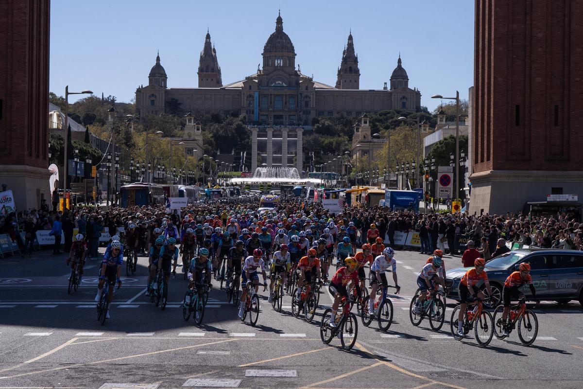 El pelotón avanza por las calles de la capital catalana en la Volta (Fuente: El Periódico)