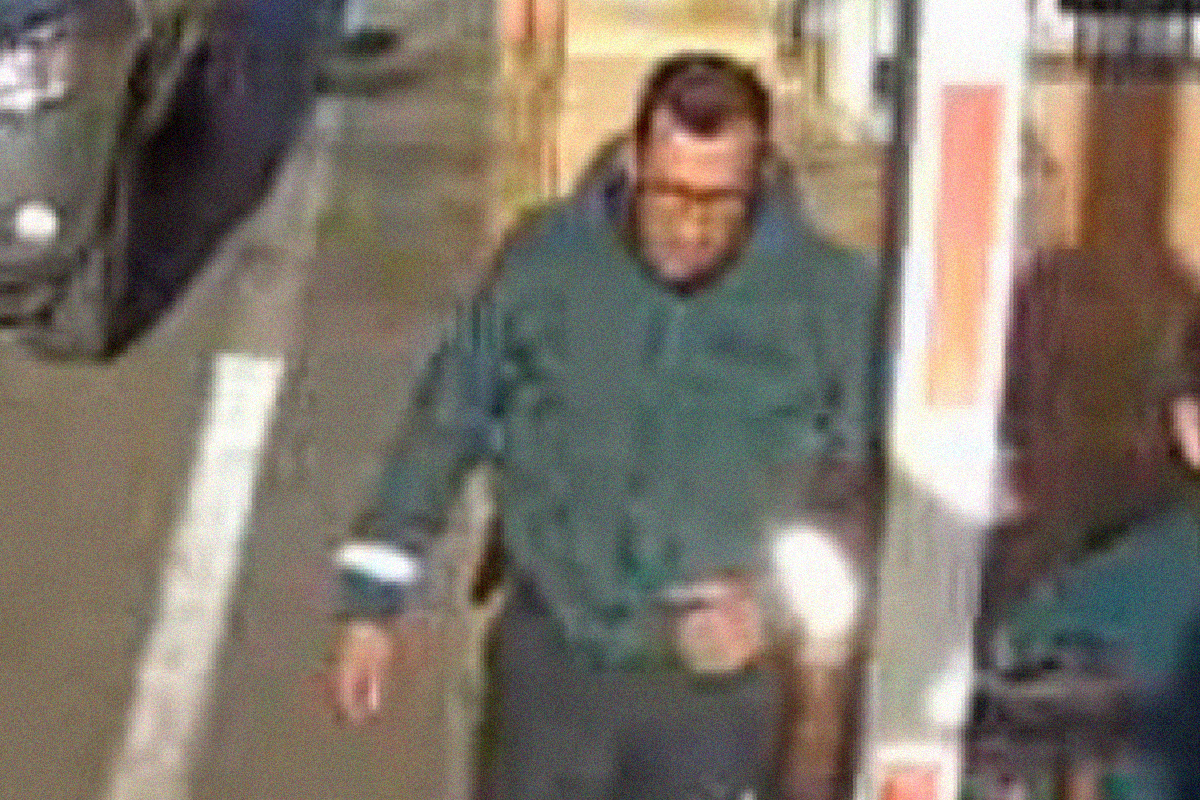 Un guardia civil trabajando en el puerto de Ceuta, donde se incautaron 7,1 toneladas de hachís. (Fuente: El Mundo)