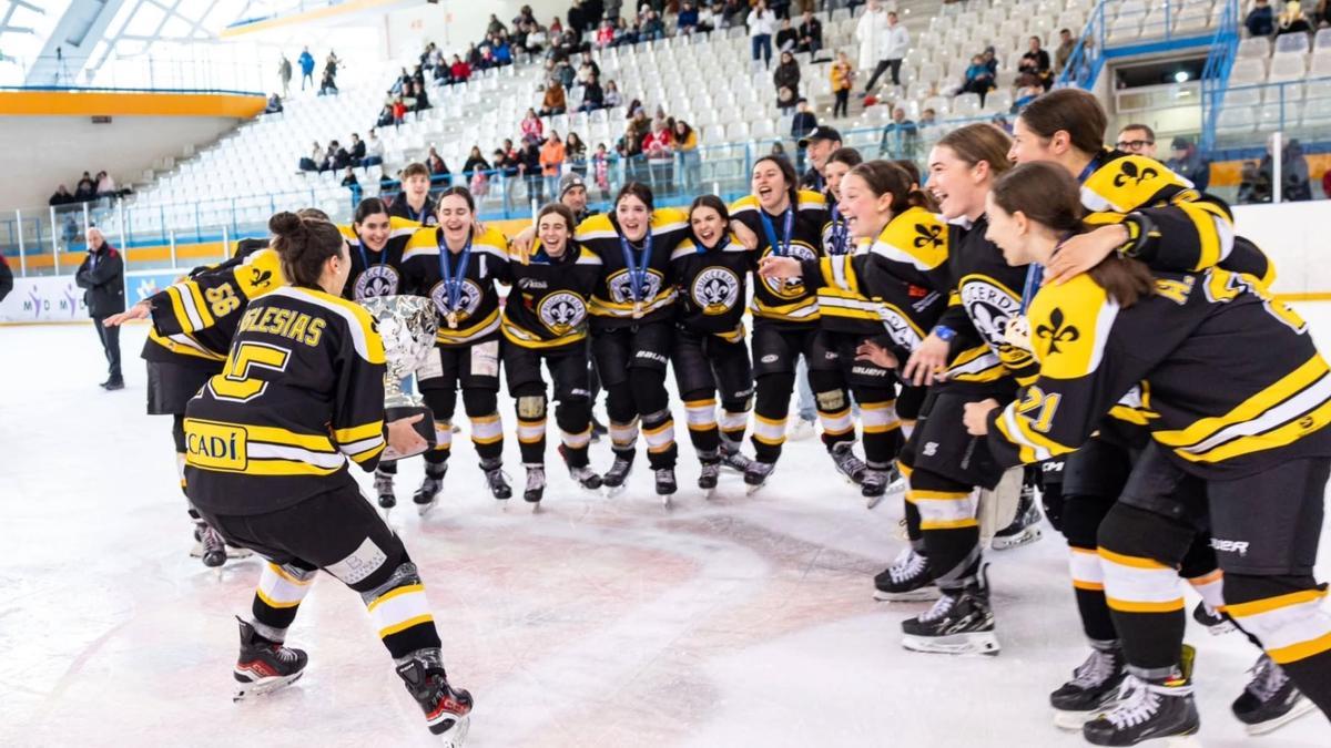 El equipo femenino del Club Gel Puigcerdà celebra la victoria en la Copa de la Reina de hockey hielo (Fuente: El Periódico)