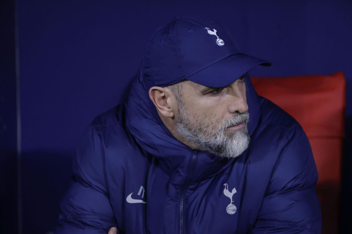 Jugadores del Tottenham Hotspur en acción durante un partido reciente, con el objetivo de reflejar la dinámica negativa del equipo en la temporada. (Fuente: El Periódico)