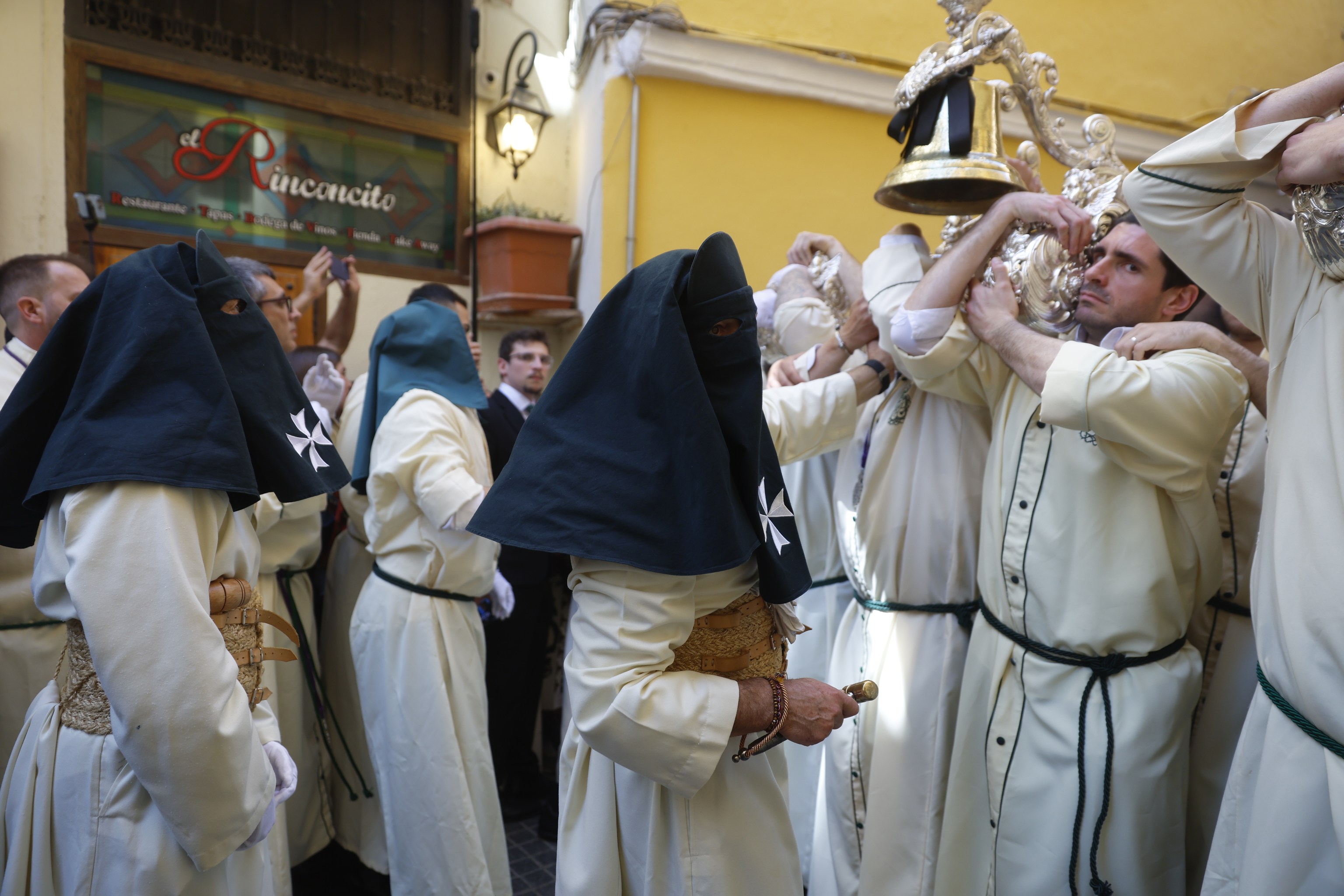 El actor Antonio Banderas participa en la procesión de María Santísima de Lágrimas y Favores en Málaga. (Fuente: El Mundo)
