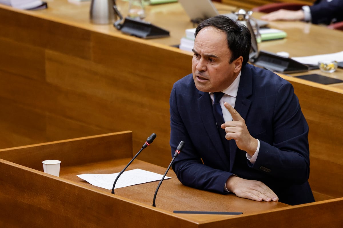 El presidente valenciano, bajo fuego por el traslado de su pareja