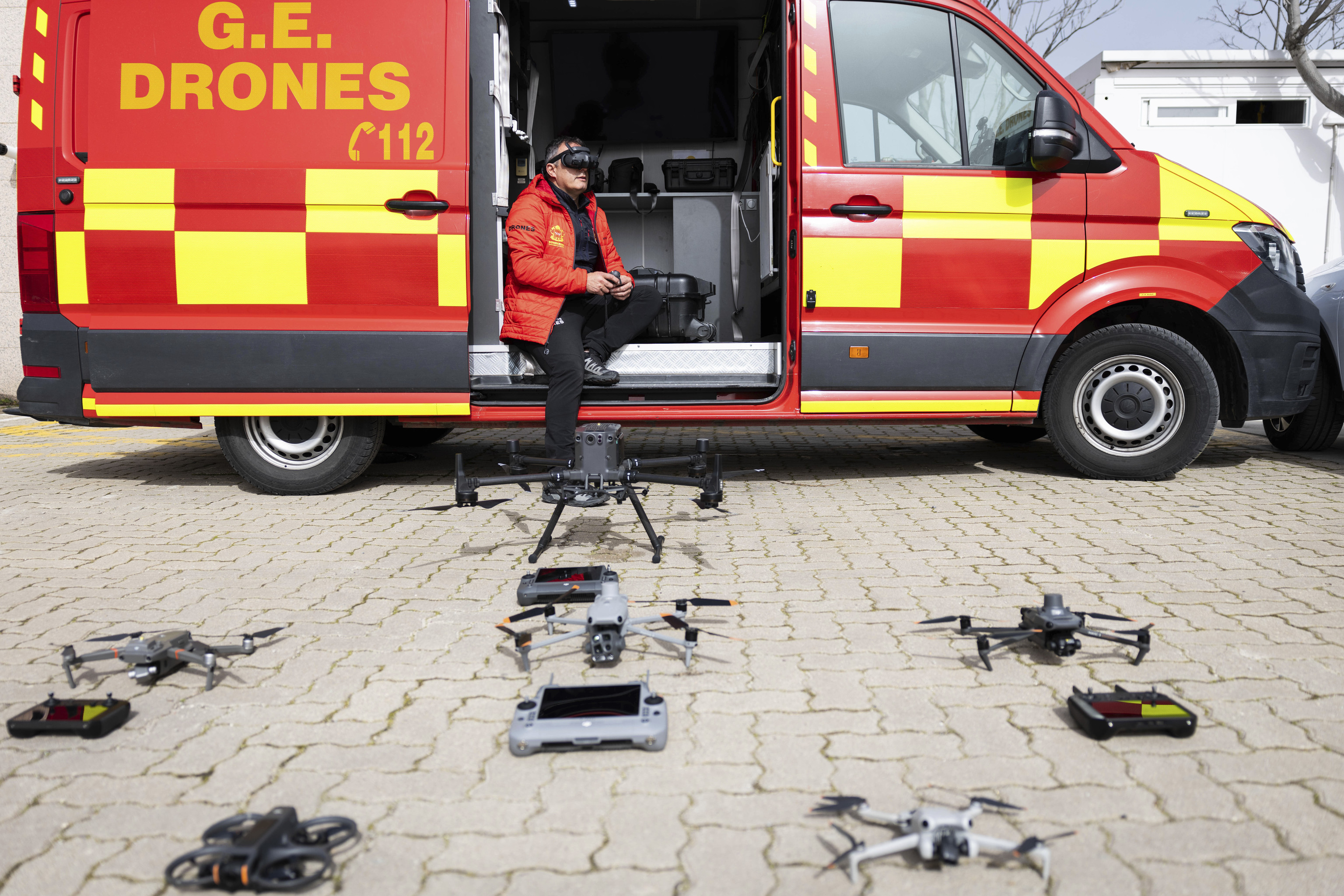 Un dron sobrevuela un terreno boscoso en busca de una persona desaparecida. (Fuente: El Mundo)