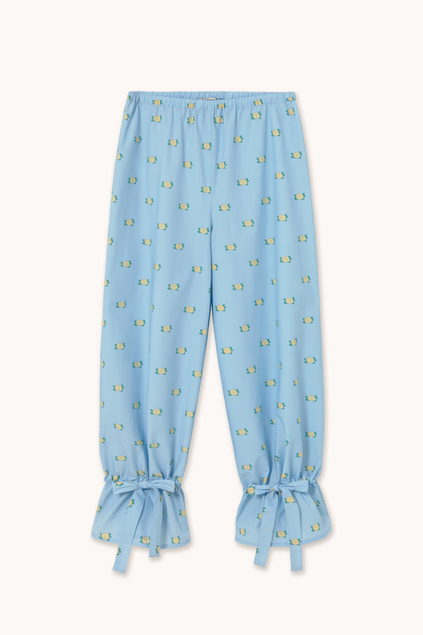 Bombachos de color azul con estampado de flores, ideales para un look alegre y primaveral. (Fuente: El Mundo)