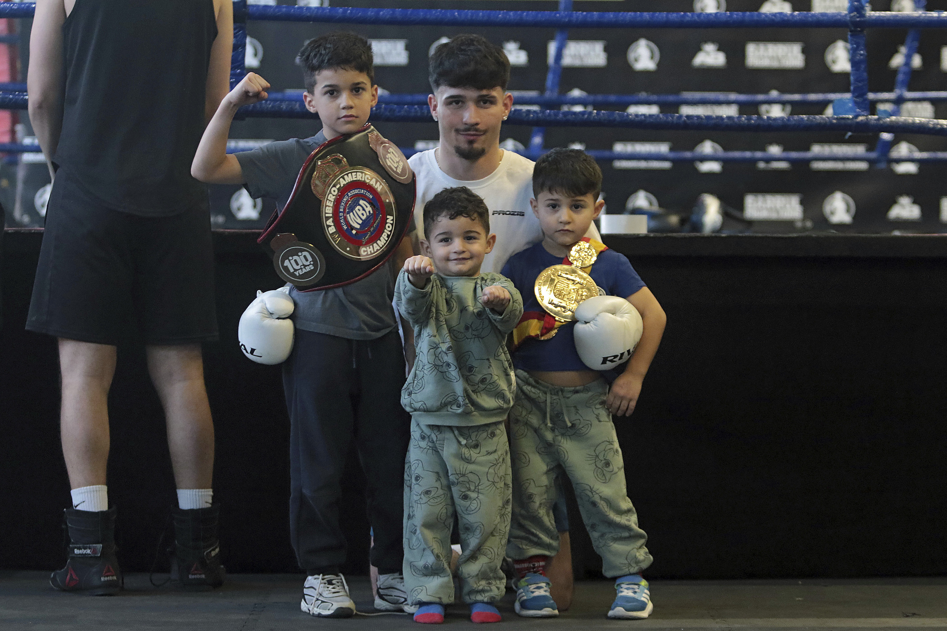El boxeador gitano, orgulloso de su herencia, en el gimnasio con su padre (Fuente: El Mundo)