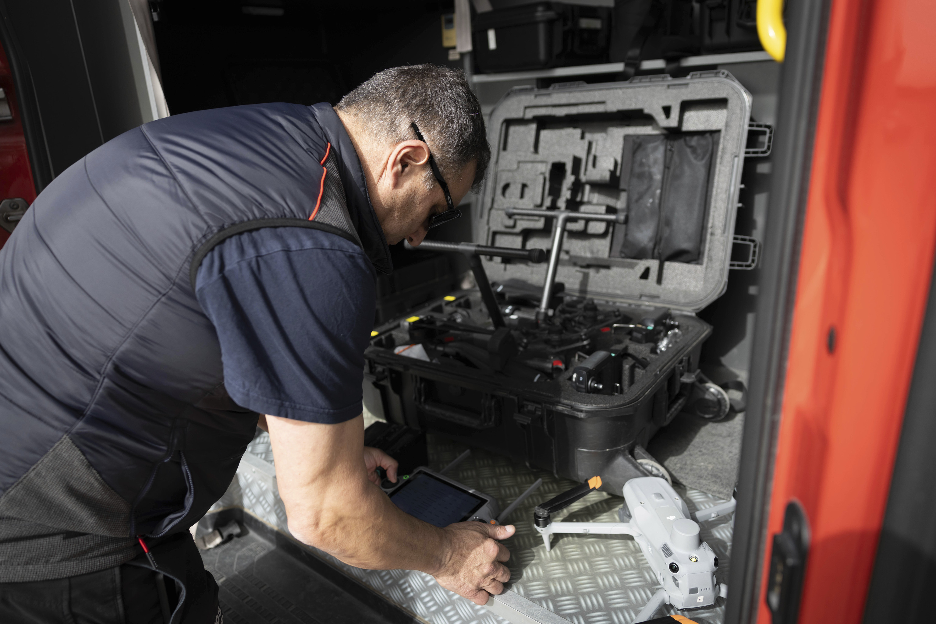 Un bombero del Grupo Especial de Drones de los Bomberos controla un dron equipado con cámara térmica. (Fuente: El Mundo)