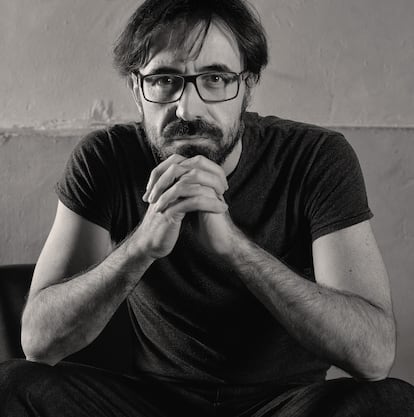 El actor madrileño Israel Elejalde en una escena de 'Altas capacidades' (Fuente: El País)