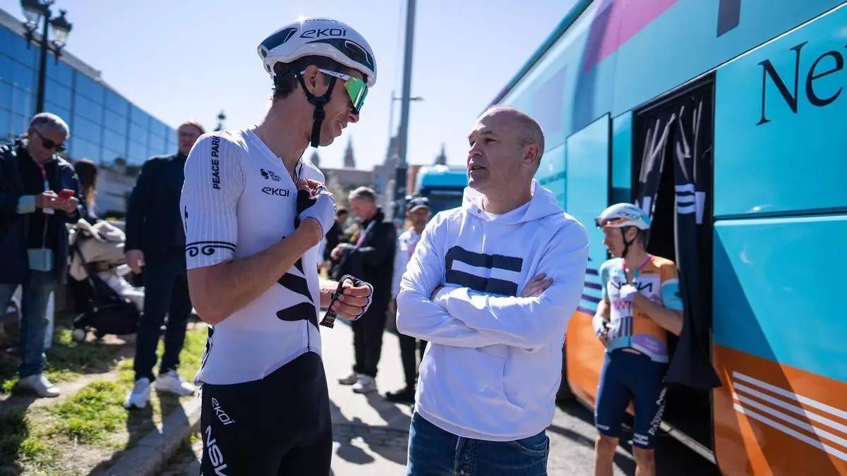 Tania Álvarez, tricampeona de Europa de Boxeo, posa para la cámara con orgullo. (Fuente: El Periódico)