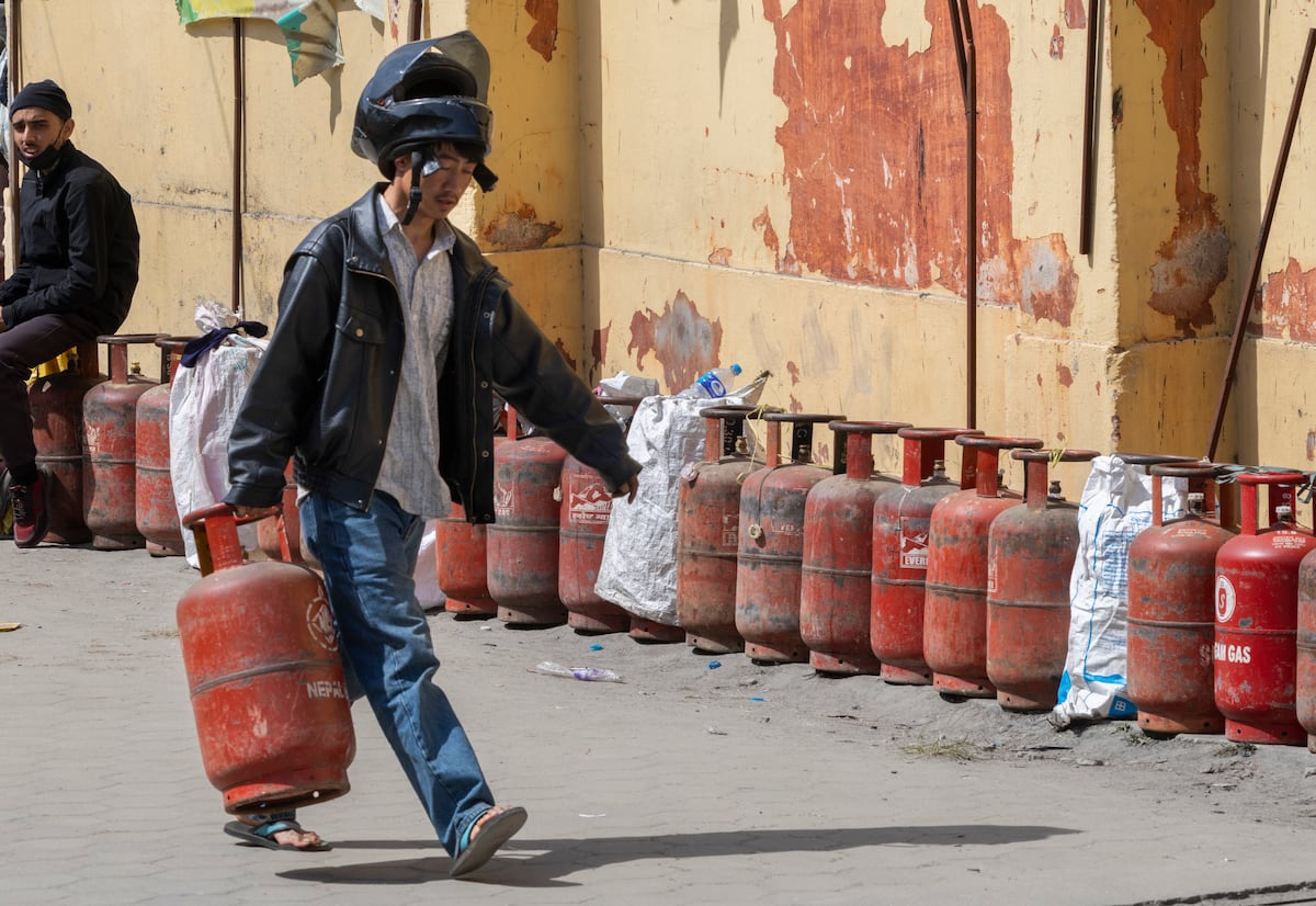 Cierre de escuelas y racionamiento de gas: el bloqueo de Ormuz golpea a los países más vulnerables