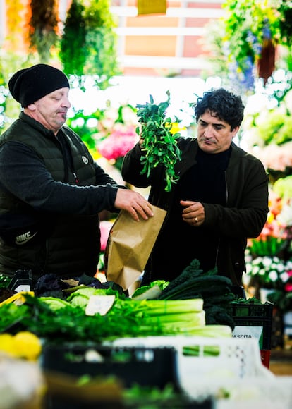 Mauro Colagreco en su huerto de Castillon, rodeado de olivos y árboles frutales. (Fuente: El País)