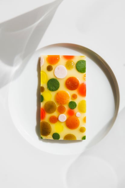 El chef argentino en su cocina, preparando uno de sus platos estrella. (Fuente: El País)