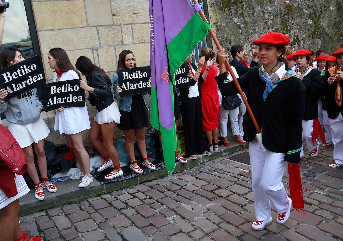 Hondarribia aprueba un plan para lograr la igualdad en el Alarde