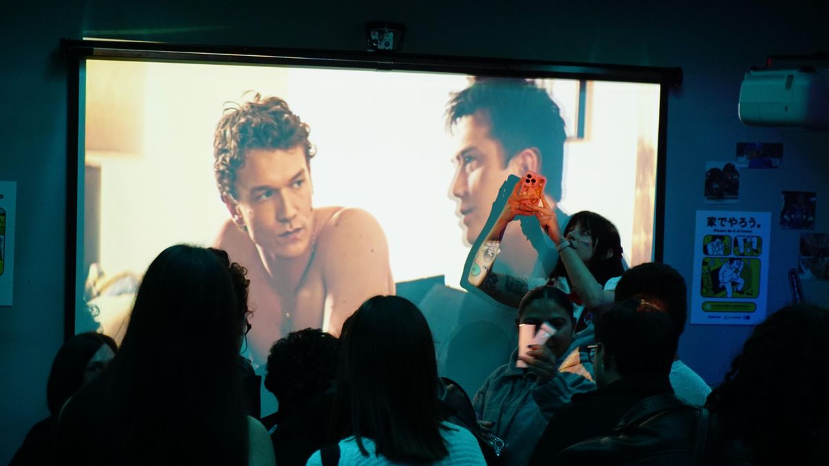 La fiebre de 'Heated Rivalry' llega a Barcelona: fans se reúnen en un bar japonés