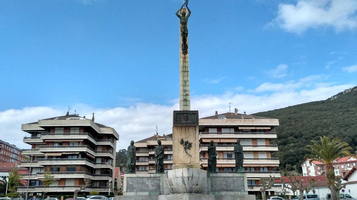 Pueblo natal de Carrero Blanco busca declararlo víctima del terrorismo para salvar su monumento