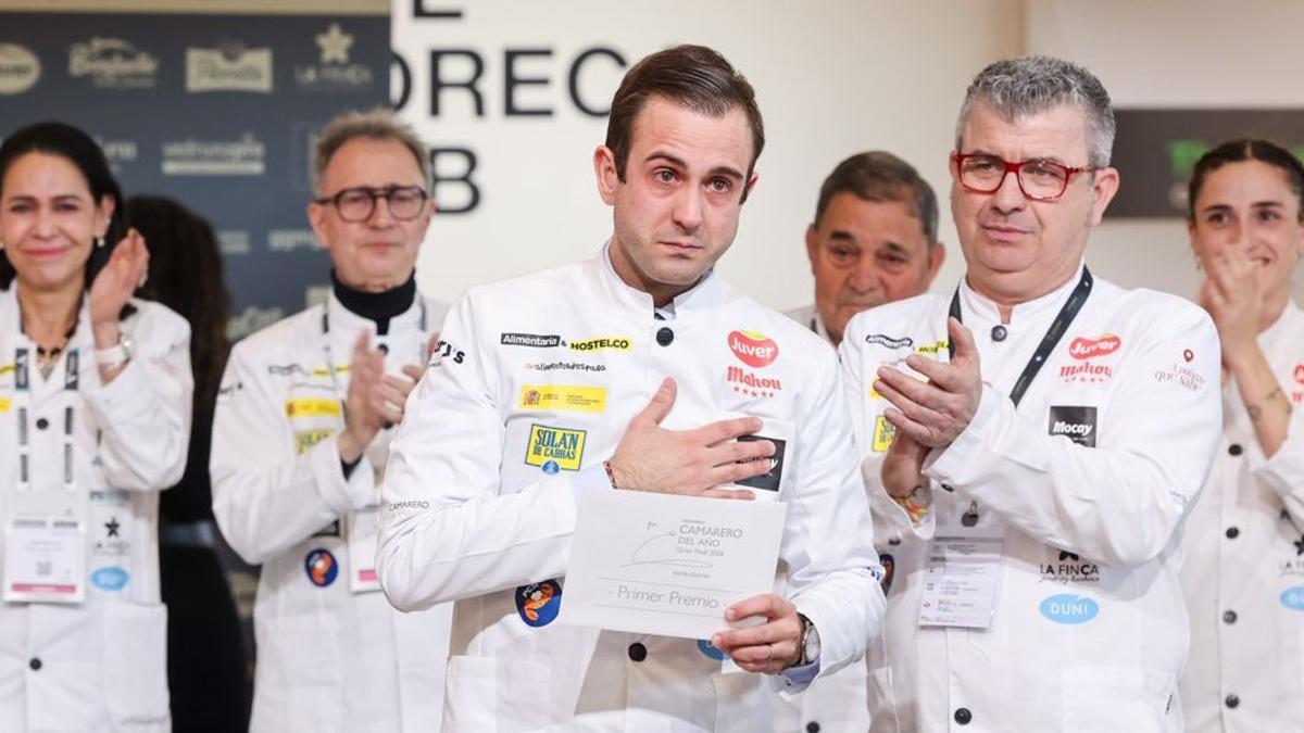 La chef Paula Gutiérrez, nombrada Cocinero del Año 2026, sonriendo en la ceremonia de entrega del premio. (Fuente: El Periódico)
