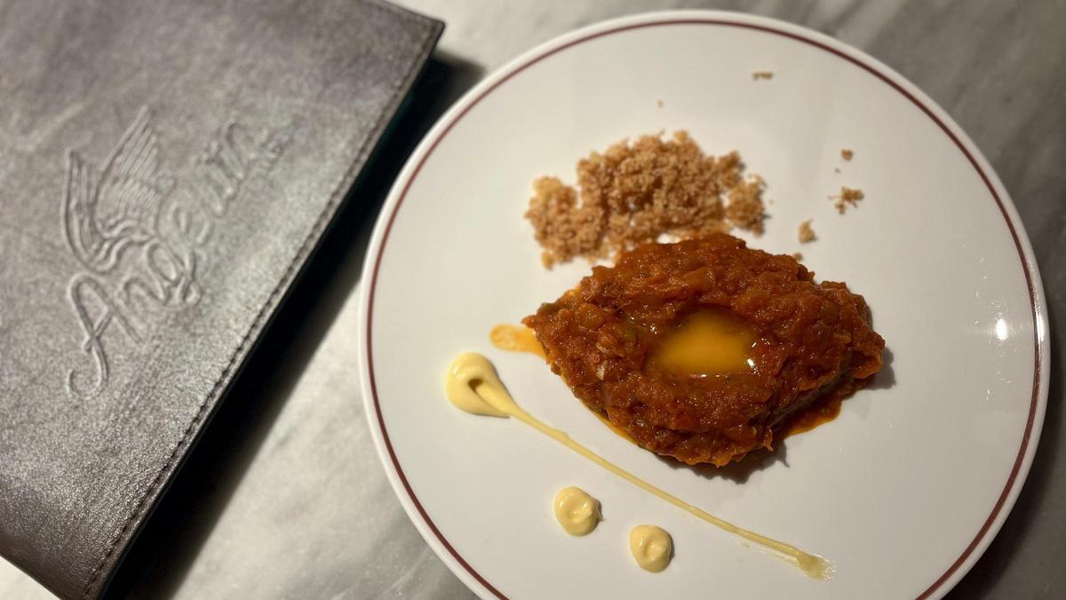 La planta superior de Angelita, un espacio dedicado a los vinos y la comida, con una selección de más de 3.000 referencias de vinos. (Fuente: El Periódico)