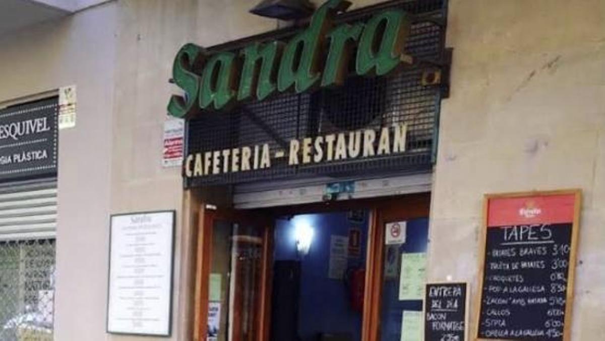 Foto de la entrada de Bar Sandra, un restaurante acogedor en el corazón de Barcelona. (Fuente: El Periódico)