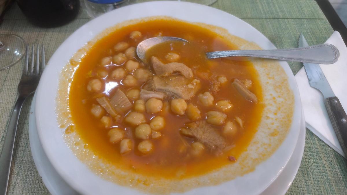 Imagen de los deliciosos callos con garbanzos del menú del día de Bar Sandra. (Fuente: El Periódico)