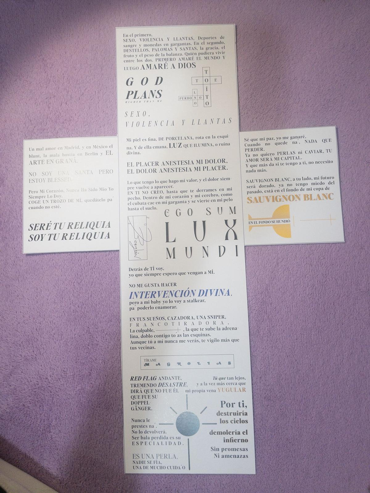 Fan de Rosalía con un vestido de vinilo negro y cruces de Calatrava bordadas a mano, preparándose para el concierto en Madrid. (Fuente: El Periódico)