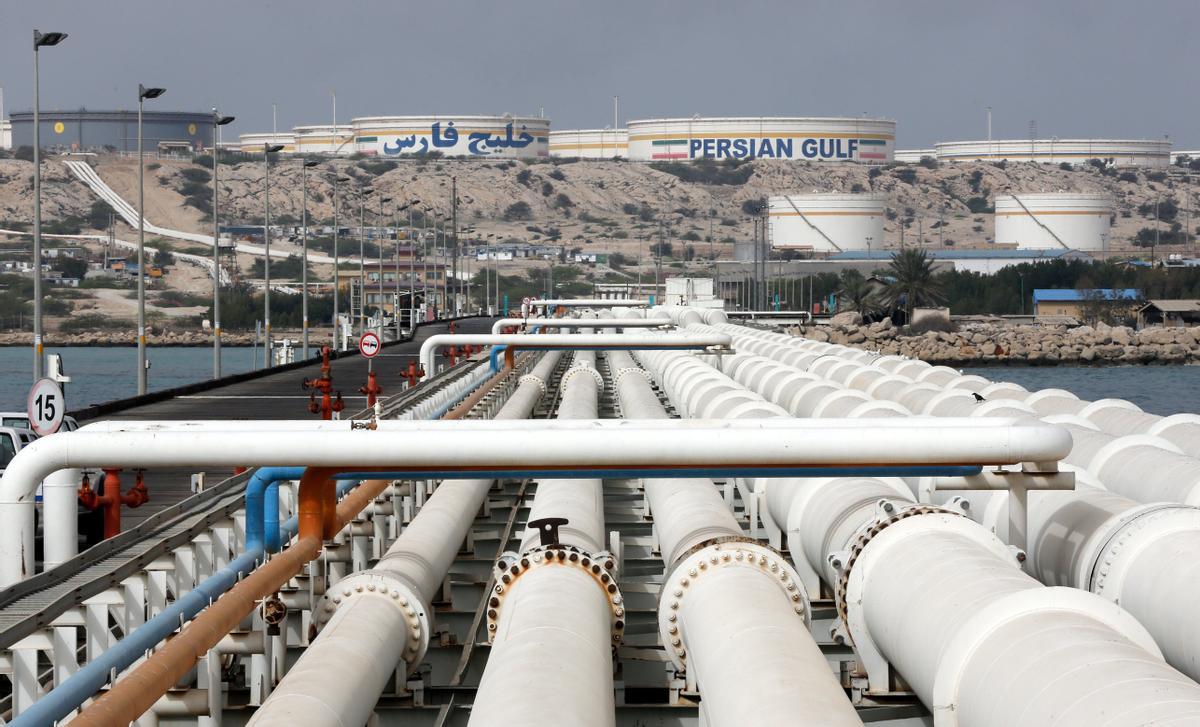 Imagen aérea del puerto donde atracan los petroleros en la isla de Kharg, destacando su papel en las exportaciones de petróleo de Irán. (Fuente: El Periódico)