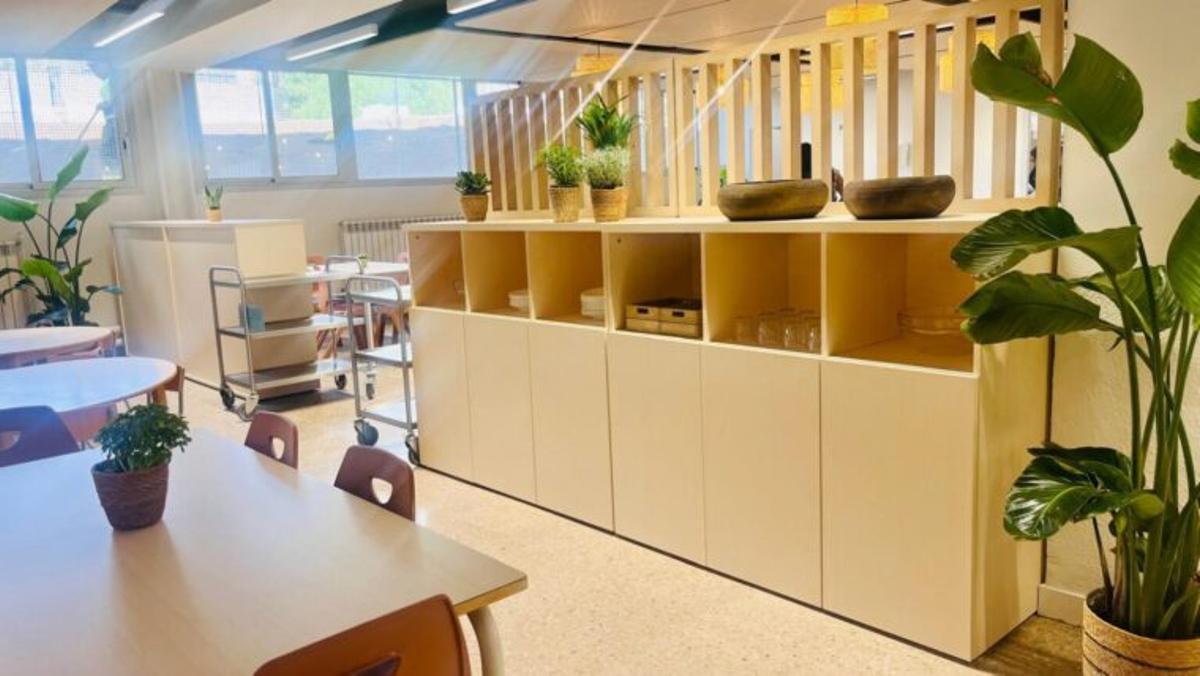 Espacio de mediodía en centro educativo de Barcelona, con mesas y armarios separadores para una mayor comodidad y organización (Fuente: El Periódico)