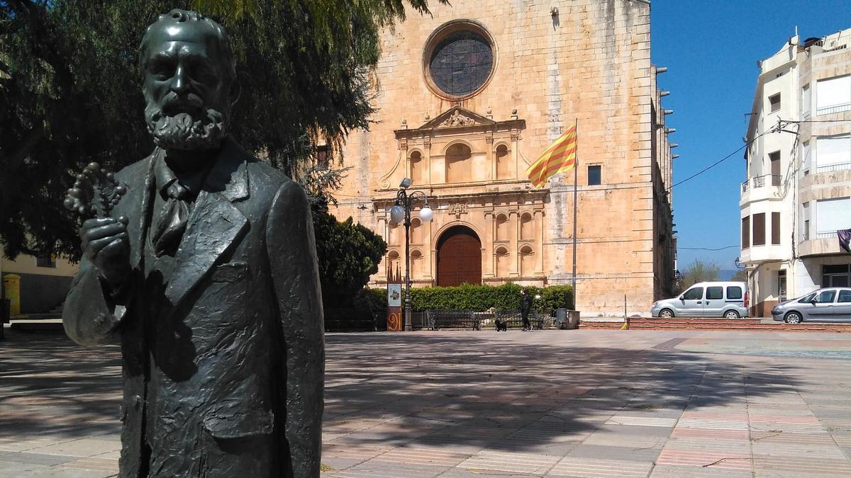 Figura de chocolate de Antoni Gaudí en la plaza de Riudoms, con una capa de bronce alimentario y un 'trencadís' en el pie. (Fuente: El Periódico)