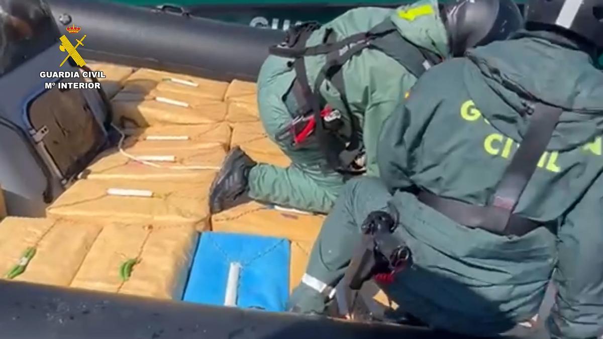 Guardia Civil incauta 5 toneladas de hachís y detiene a cuatro narcotraficantes en el golfo de Cádiz