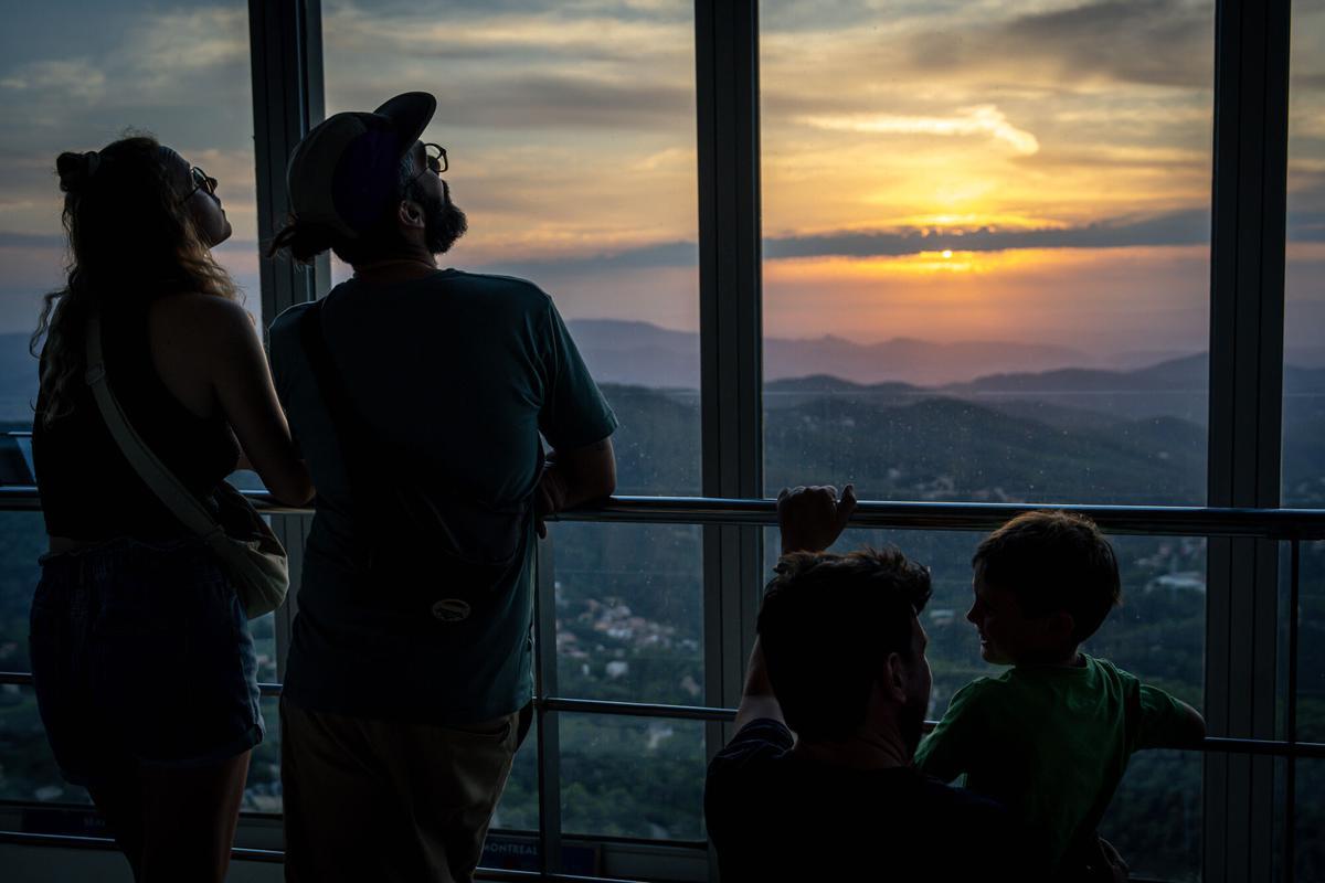 Un atardecer inolvidable: la Torre de Collserola ofrece una experiencia única para ver la puesta de sol sobre Barcelona
