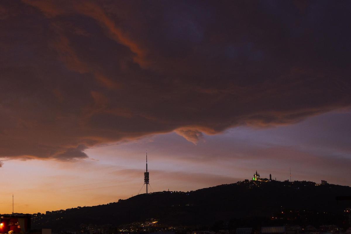Una pareja disfruta del atardecer en la Torre de Collserola con vistas panorámicas de Barcelona. (Fuente: El Periódico)