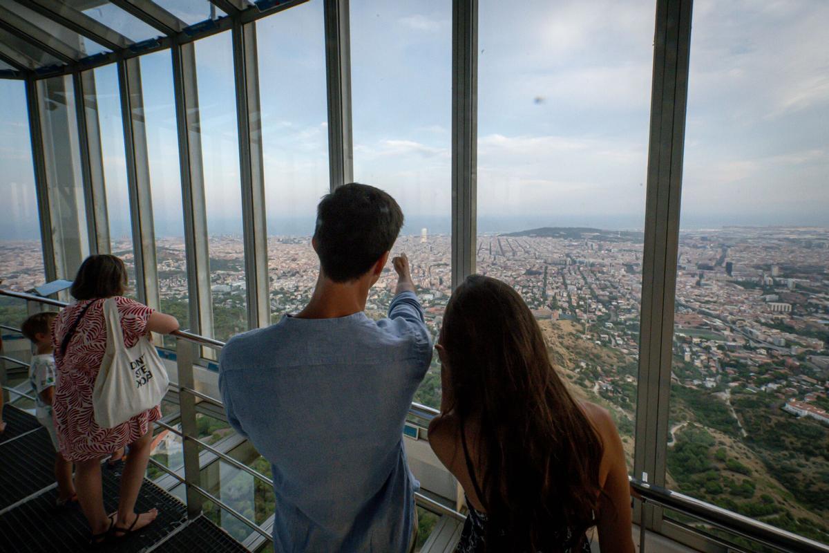Nubes y puesta de sol durante el atardecer en la torre de Collserola y el Tibidabo. (Fuente: El Periódico)