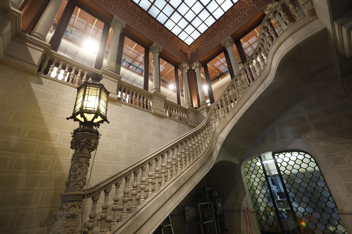 El patio trasero de la tienda de Massimo Dutti, con vistas a la fachada trasera de La Pedrera. (Fuente: El Periódico)