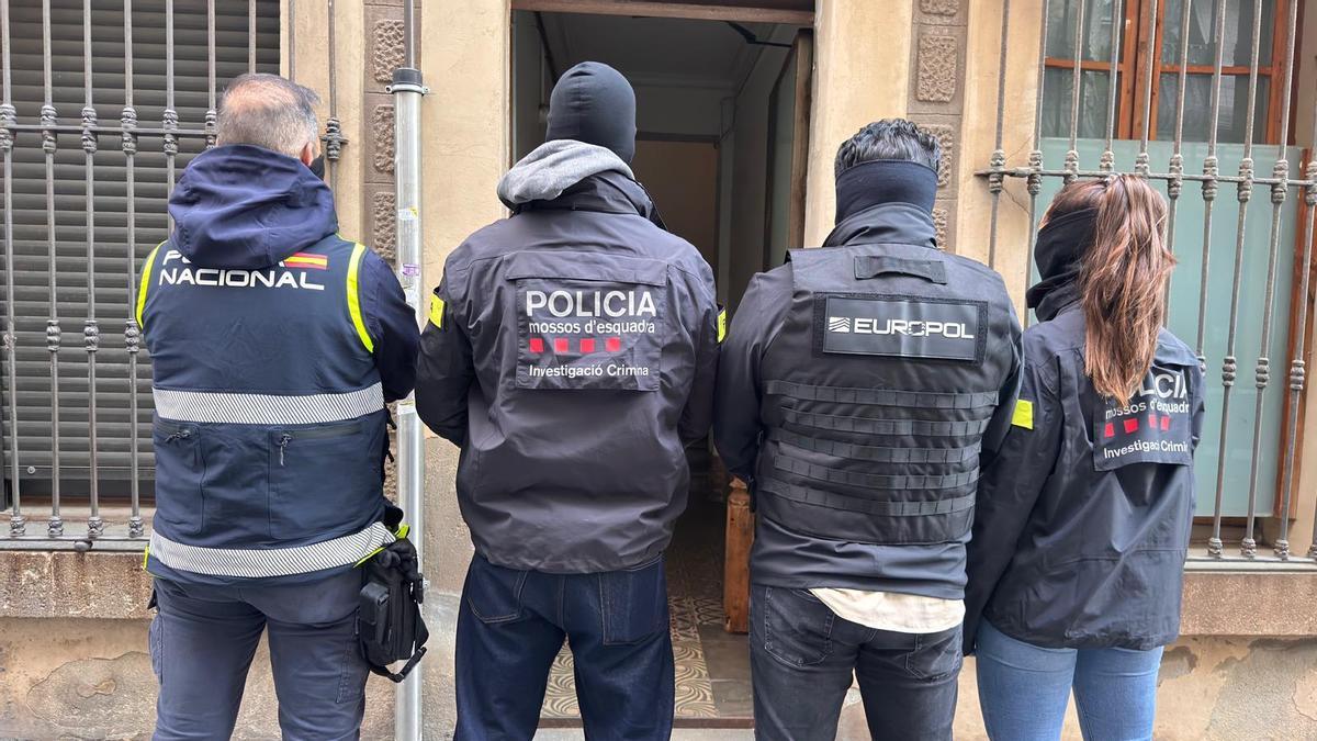 Desmantelada red de mafia turca en Catalunya: 21 detenidos por tráfico de armas y drogas