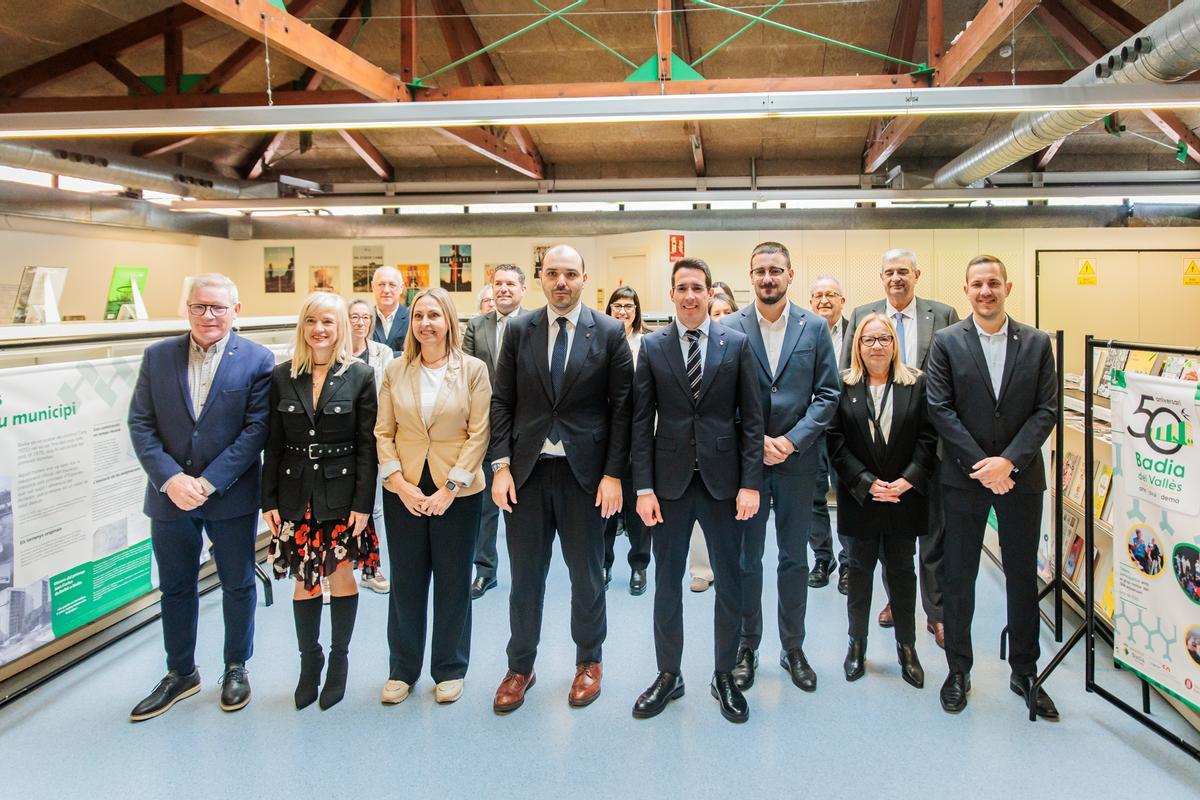 Reunión de la Comisión Bilateral entre el ayuntamiento de Badia del Vallès y la Generalitat de Catalunya para discutir ayuda financiera y proyectos de desarrollo. (Fuente: El Periódico)