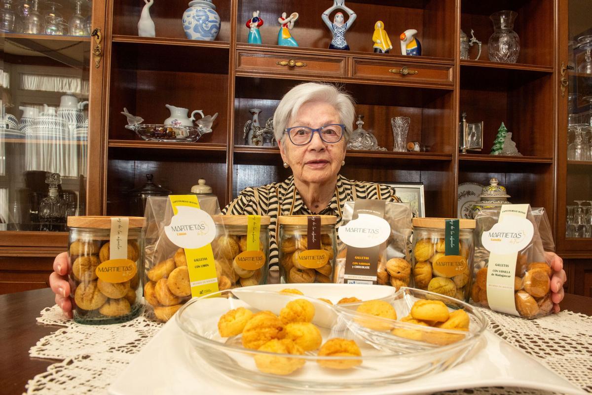 La señora Julia Pan sonriendo con una bandeja de Martietas de Fío en su cocina de A Coruña. (Fuente: El Periódico)
