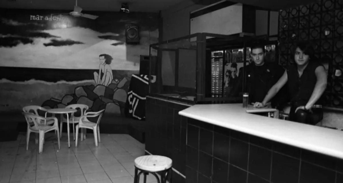 José Manuel Martínez 'Boch' y Enrique Bunbury en el verano de 1987 en La Estación del Silencio. (Fuente: El Periódico)